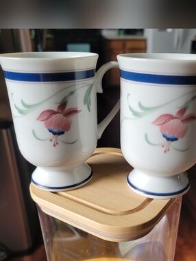 Vintage Princess House Molesworth Fuchsia Porcelain Pedestal Mugs.